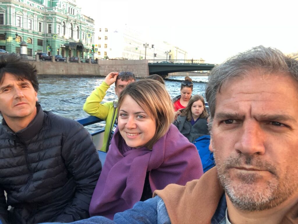 giro per i canali a San Pietroburgo in italiano